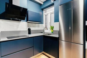 Coffee/tea maker, fridge, microwave, oven - Diseño y Confort by Wehomes (Santander)