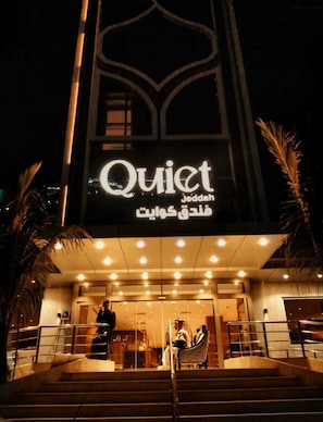 Un bâtiment sur lequel on peut lire, en anglais et en arabe, les mots « Silence » et « Djeddah ».