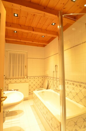 Bruser, hårtørrer, bidet, håndklæder