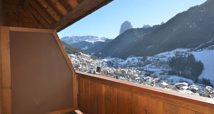 Comfortable attic room with panoramic view & balcony - free Wi-Fi