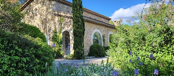 PROVENCAL VILLA. 1Ha ABSOLUTE COMFORT & QUIETNESS. Swimming pool 10x5 WI-FI (fiber)