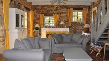 Télévision, cheminée, table de tennis de table, chaßne hi-fi