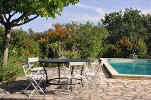 Outdoor dining - PROVENCAL VILLA. 1Ha ABSOLUTE COMFORT & QUIETNESS. Swimming pool 10x5 WI-FI (fiber) (GOUDARGUES)
