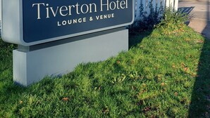 Bordje voor de lounge en evenementenruimte van Tiverton Hotel.