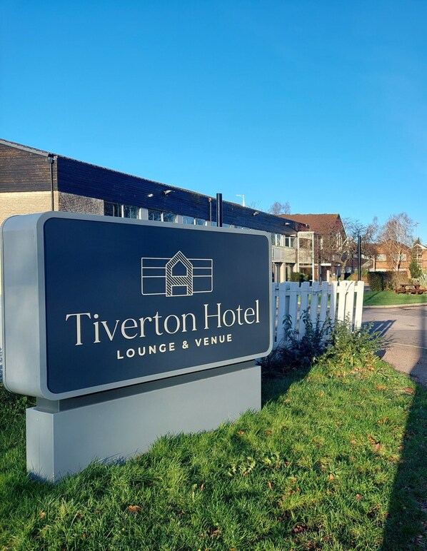 Señalización del salón y espacio para eventos del Hotel Tiverton.