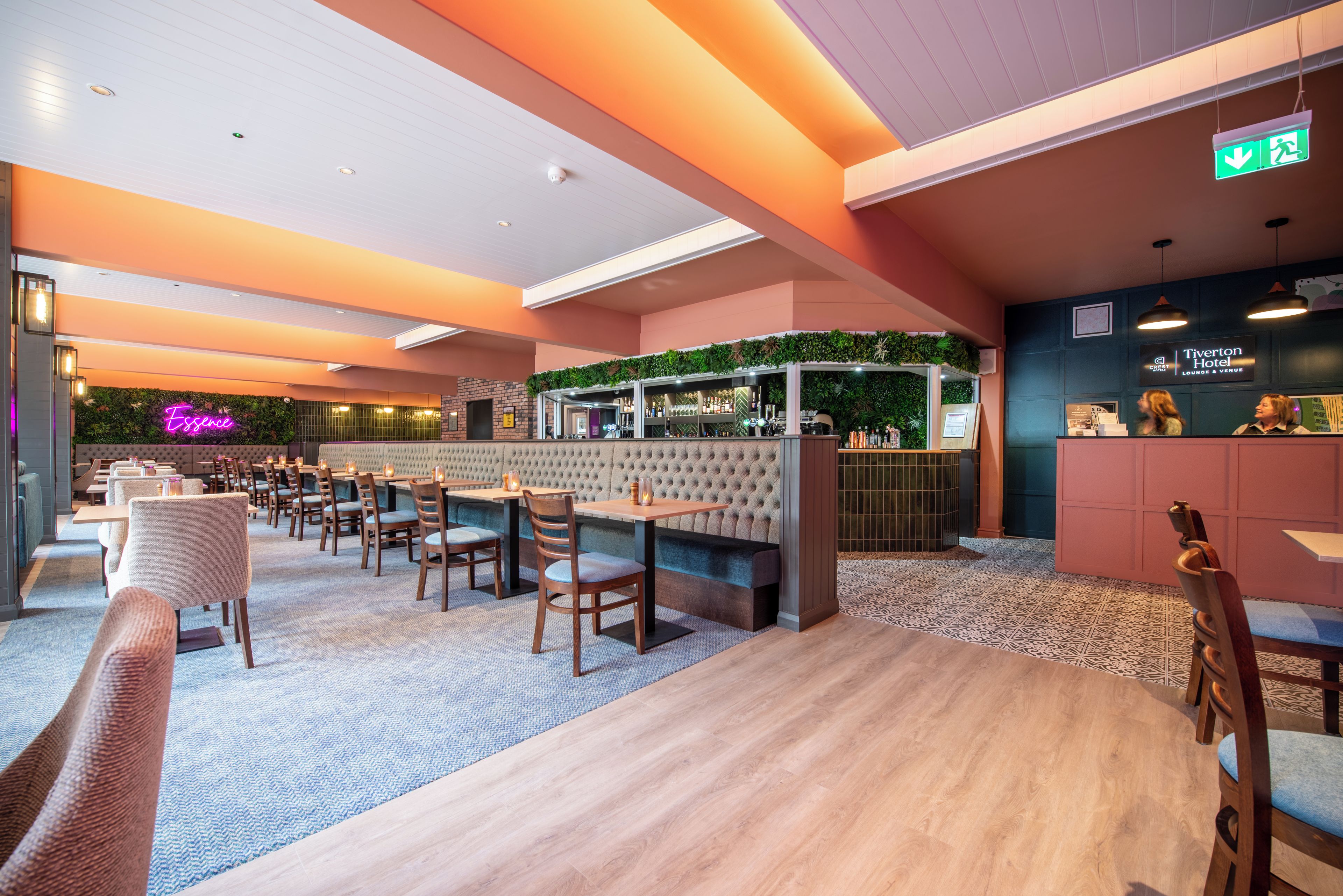Un restaurant moderne doté d’un bar, de différents types de tables et de chaises, et d’un panneau de signalisation indiquant clairement la sortie.