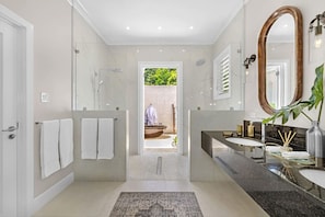 Bathtub, hair dryer - Hospitality Expert EL1: Private Pool, Beach, Chef (Montego Bay)