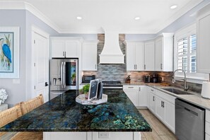 Hus, 6 soverom | Eget kjøkken | Kjøleskap, ovn, kaffetrakter/tekoker og brødrister