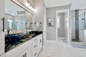 House, 6 Bedrooms | Bathroom | Towels