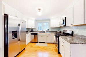 Kjøleskap, mikrobølgeovn, ovn og kokeplater