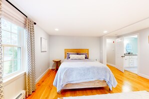 4 soverom, skrivebord, strykejern/-brett og internettilgang