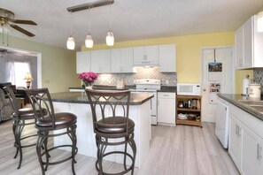 Fridge, microwave, oven, stovetop - Mandolin Wind your family beach getaway. 
5 minute walk to the beach. 10% off (Oak Island)
