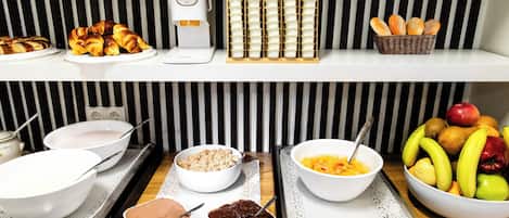 Café da manhã com buffet todos os dias (EUR 25 por pessoa)
