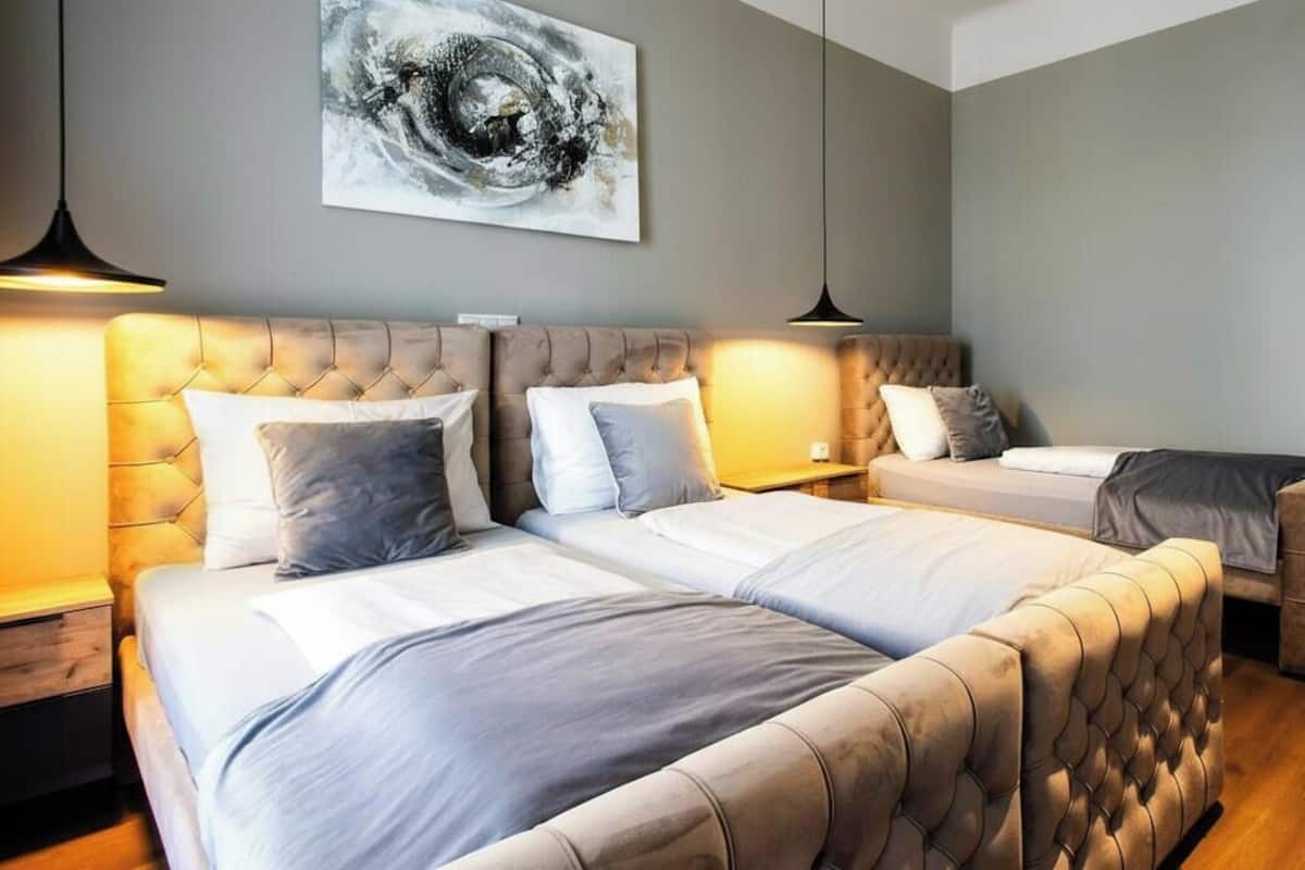 Chambre Triple Standard | Coffres-forts dans les chambres, bureau, rideaux occultants