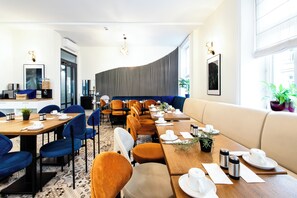 每日供应自助式早餐（每人 EUR 25）