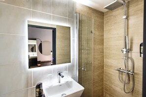 Shower, rainfall showerhead, hair dryer, towels - Vayalen Boutiquehotel  (Vienna)