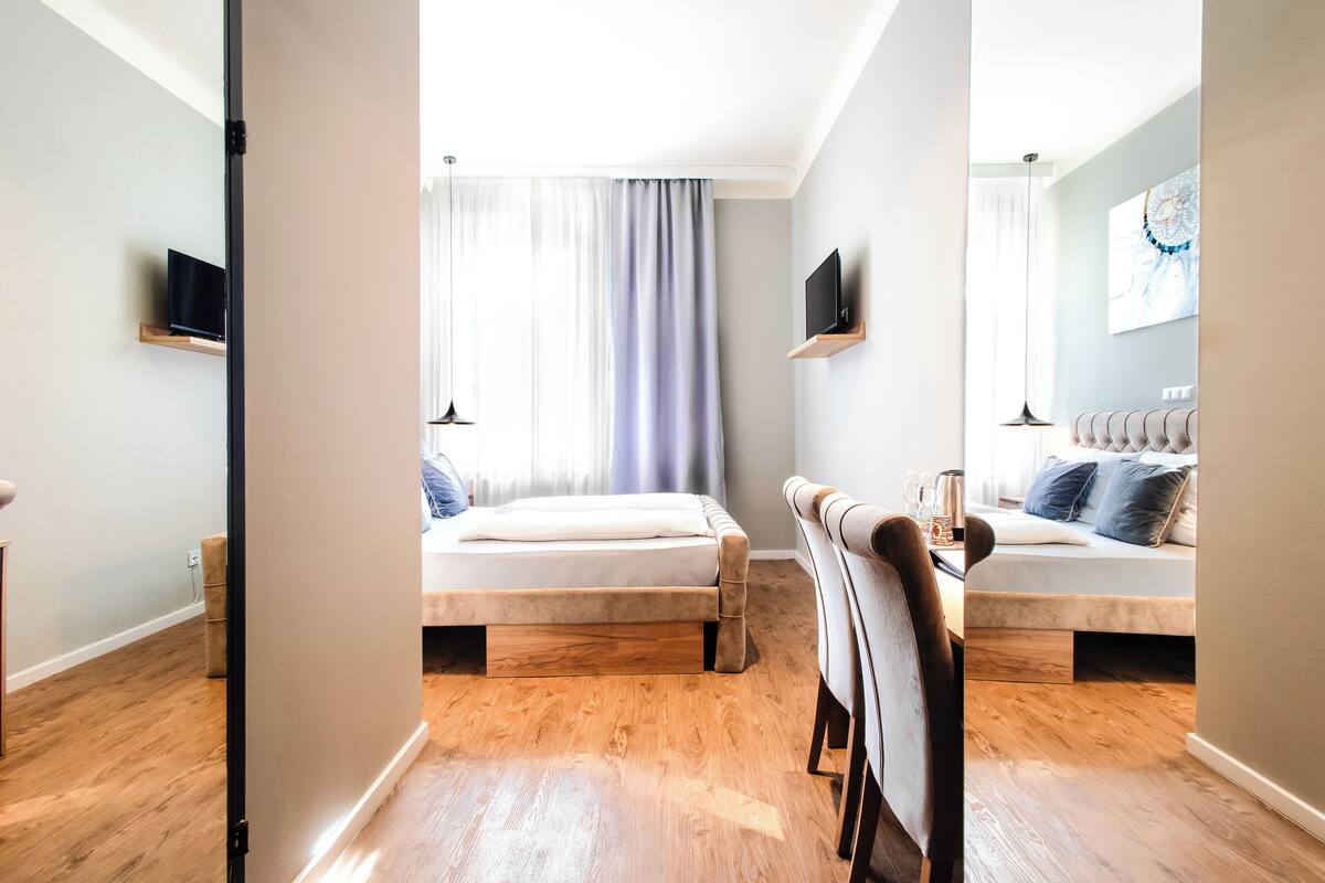 Standard Double Room - Hotel North Wing - Ground Floor | 客房内保险箱、办公桌、遮光窗帘、免费 WiFi