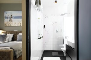Un bagno moderno con doccia, toilette e lavandino.