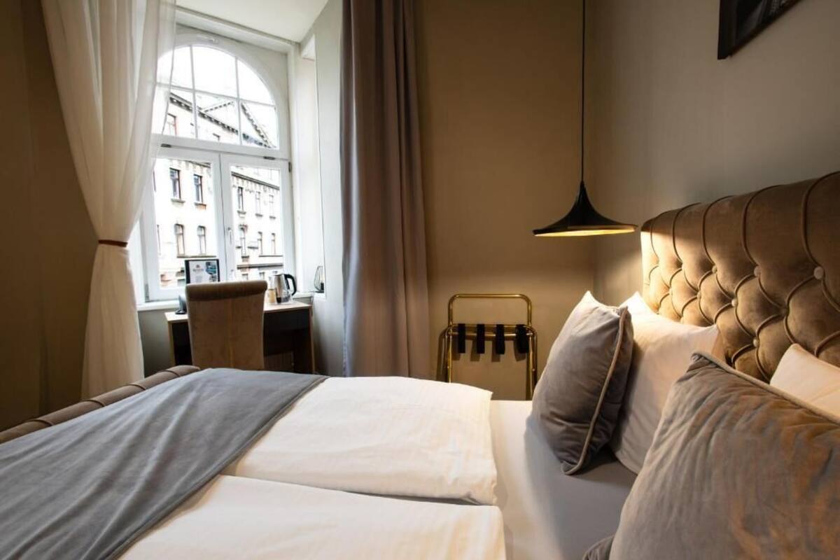 基础客房 (Bettenlänge 190 cm/ Bed length 190 cm) | 客房内保险箱、办公桌、遮光窗帘、免费 WiFi