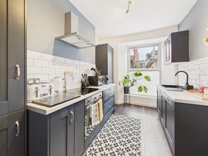 Réfrigérateur, four à micro-ondes, un four, surface de cuisson