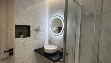 Superior-huoneisto, 1 makuuhuone | Kylpyhuone | Suihku, sadesuihkupää, hiustenkuivaaja, pyyhkeet
