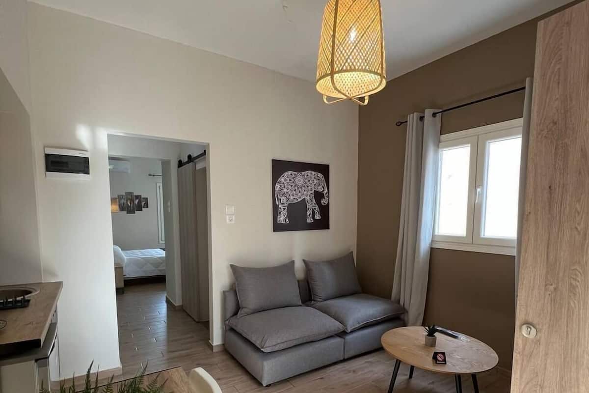 Apartemen Khas, 1 Tempat Tidur Double | Area keluarga | Smart TV 43-inci dengan saluran TV digital dan TV