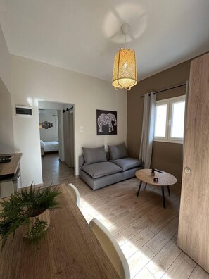 Signature-Apartment, 1 Doppelbett | Wohnbereich | 43-Zoll-Smart-TV mit Digitalempfang, Fernseher