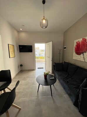 舒适公寓 | 起居区 | 43-英寸智能电视 （配备数码频道）、电视