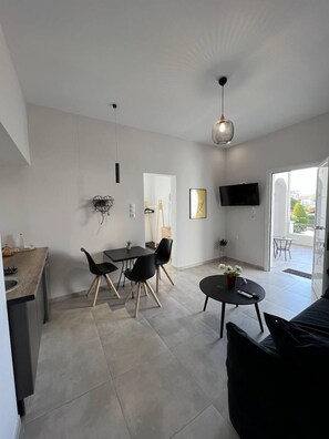 Comfort-Apartment | Wohnbereich | 43-Zoll-Smart-TV mit Digitalempfang, Fernseher