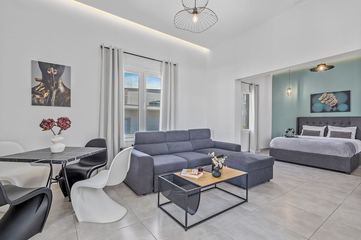 Superior-Apartment, 1 Schlafzimmer | Wohnbereich | 43-Zoll-Smart-TV mit Digitalempfang, Fernseher