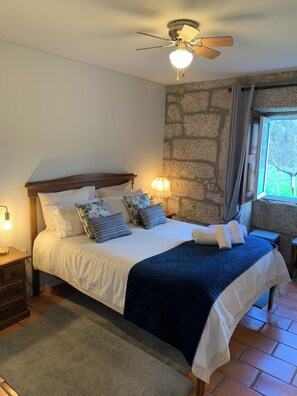 3 habitaciones, tabla de planchar con plancha y cuna de viaje 