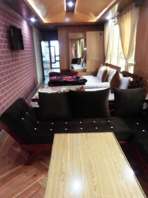 Tabla de planchar con plancha, wifi gratis y ropa de cama