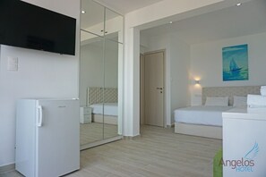 特色家居、办公桌、笔记本电脑工作区、遮光窗帘