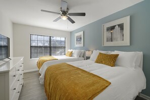 2 habitaciones, escritorio y tabla de planchar con plancha