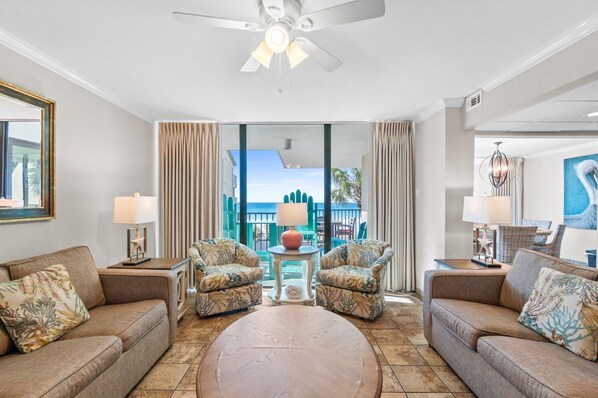 Téléviseur connecté, foyer, lecteur de DVD, livres