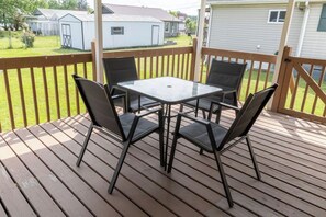 Outdoor dining - Quaint home in Oak Hill, Conveniently Located. (Oak Hill)