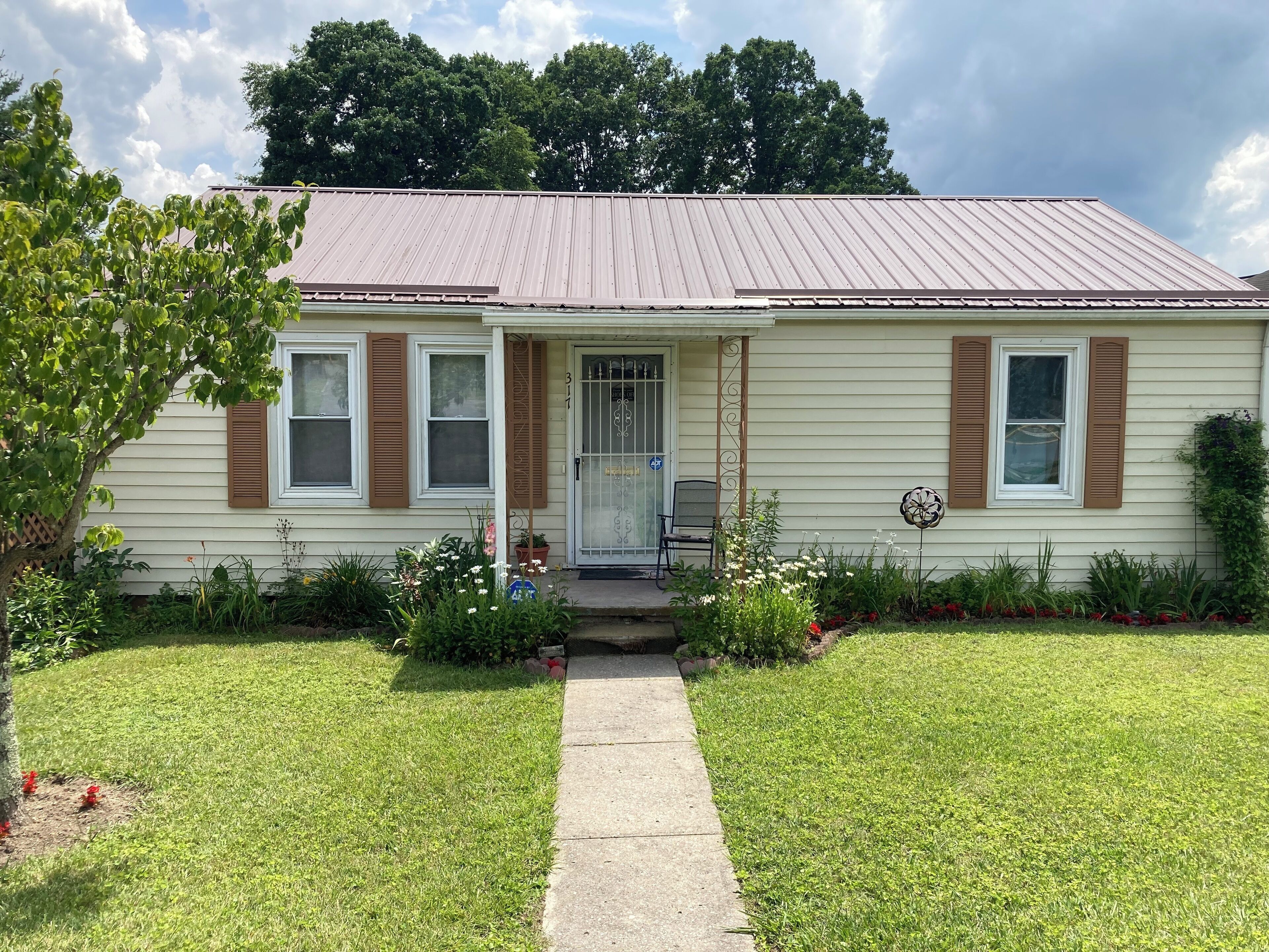 Quaint home in Oak Hill, Conveniently Located.