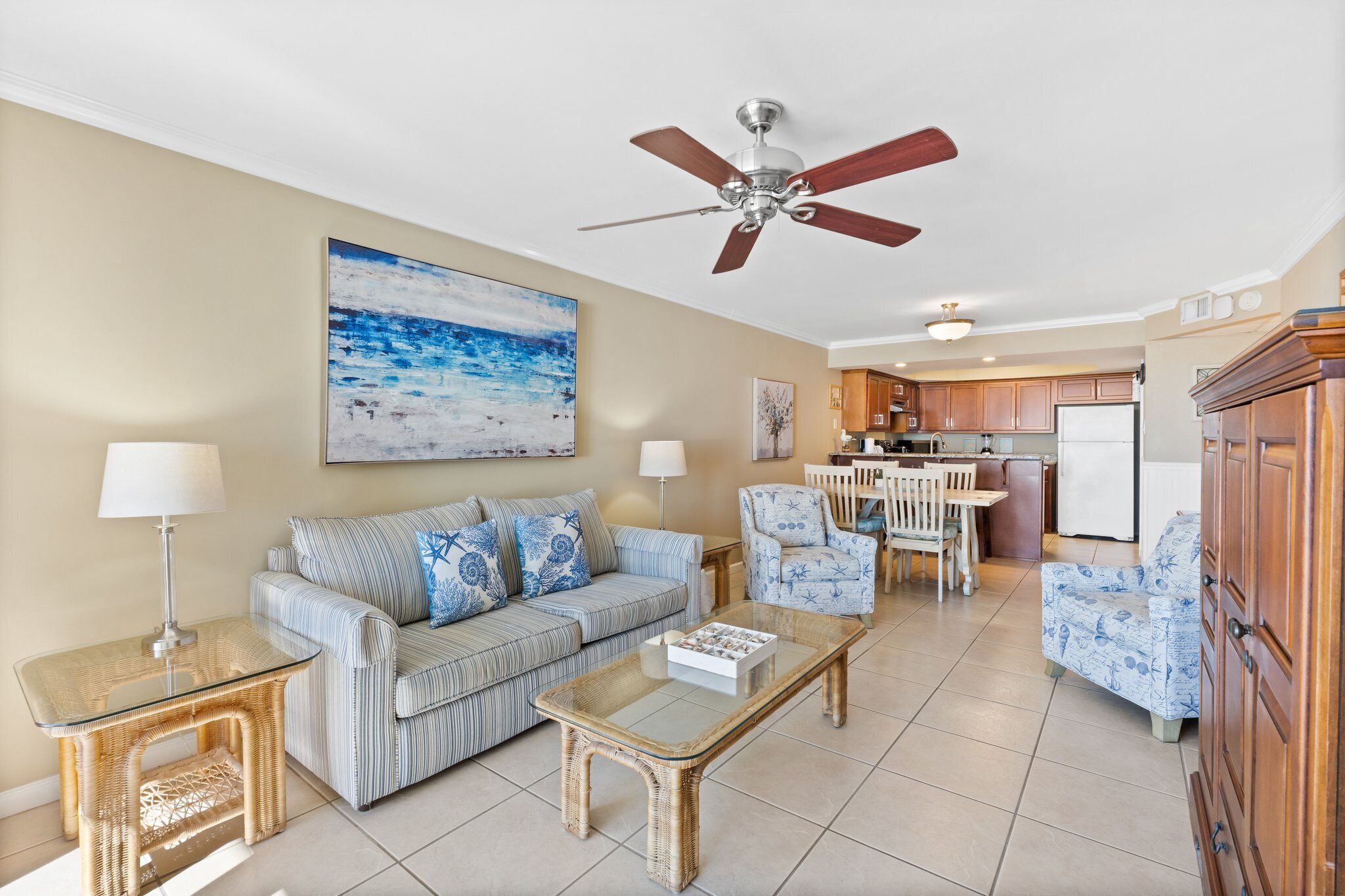 Smart-TV, DVD-spiller og bøker