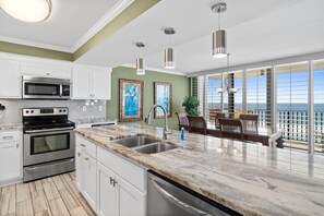 Frigorifero, microonde, forno, piano cottura