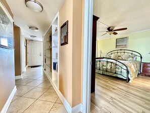 3 habitaciones, tabla de planchar con plancha y cuna de viaje 