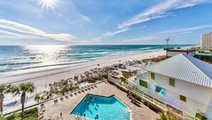 Un hotel frente a la playa con piscina, acceso directo a la orilla y vistas al océano.