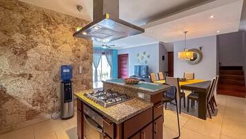 Réfrigérateur, micro-ondes, four, plaque de cuisson