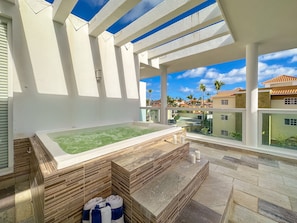 Bain à remous extérieur