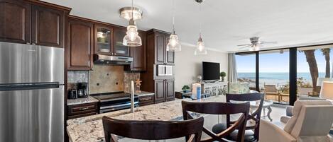 Kylskåp, mikrovågsugn, ugn och spishäll