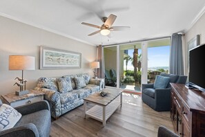 TV connectée, lecteur de DVD, livres