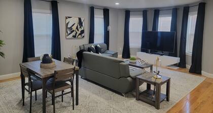 Lovey Spacious 2 Bedroom Apartment 15 min from Airport/Downtown