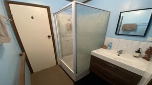 Shower, hair dryer - Eleven is a lovely home in a great location! (Jurien Bay)