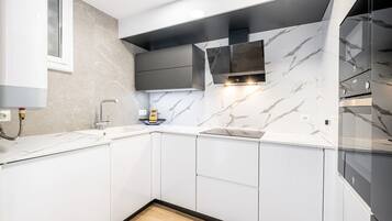 Een koelkast, een microgolfoven, een oven, een vaatwasser