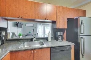 Réfrigérateur, micro-ondes, plaque de cuisson, lave-vaisselle