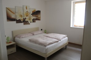 3 bedrooms, free WiFi, bed sheets, wheelchair access